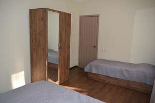 Гостевой дом Arali guest house Adigeni Трехместный номер с основными удобствами и общей ванной комнатой-2
